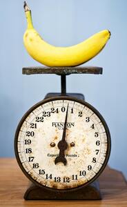 banana on a scale, how to count carbs